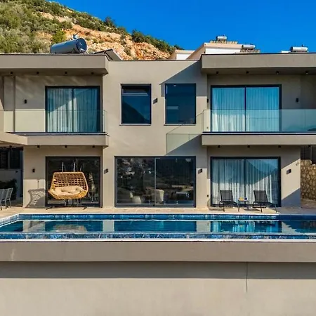 Carlito Villa *